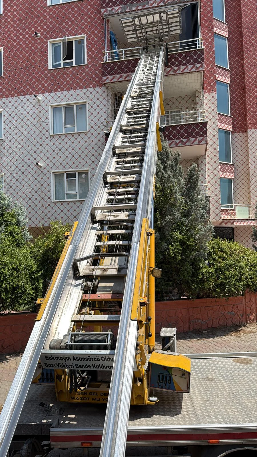 Bina üzerinde asansörlü taşıma ekipmanı